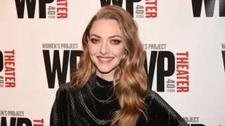 With Kate McKinnon out, Amanda Seyfried to play kooky Elizabeth Holmes in Hulu's <i>The Dropout</i>
